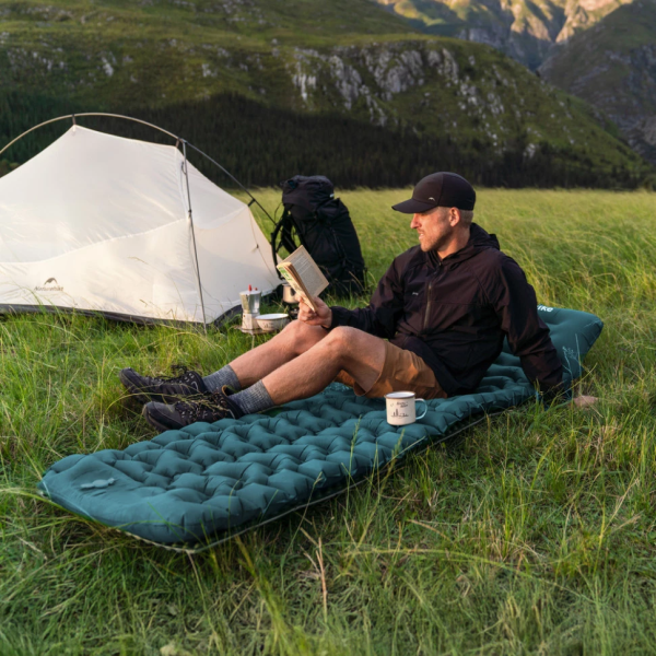 تشک بادی یک نفره ۶۵ میلی متر  همراه پمپ نیچرهایک مدل Naturehike CNK2550WS019